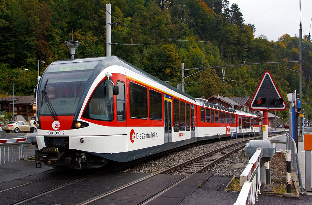Triebzug ABe 130 010-2 (ein  Stadler SPATZ = Schmalspur PAnorama TriebZug) der Zentralbahn als Regionalbahn nach Interlaken Ost, fhrt hier am 29.09.2012 vom Bahnhof Brienz weiter in Richtung Interlaken.
 
Dieser Schmalspur Panorama Triebzug (Typ ABe 4/8), Baujahr 2005, die Achsformel ist 2'Bo'Bo'2, er hat eine Spurweite von 1.000 mm und Hchstgeschwindigkeit von 100 km/h. 
Auffllig ist auch das die Kupplung dieser Triebwagen  eine +GF+ (GFN)-Kupplung haben, dies ist eine halbautomatische Kuppung.