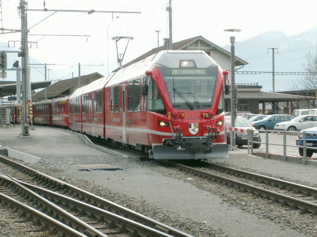 Triebzug ABe 8/12  Allegra  mit angehngten Personenwagen als fahrplanmssiger RE Zug nach Davos-Platz.Landquart 24.02.10