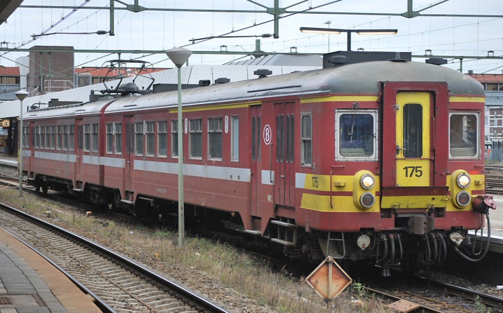 Triebzug (AM 62-63) der SNCB als L-Zug nach Lttich (Lige) im Bhf Maastricht. November 2012.
