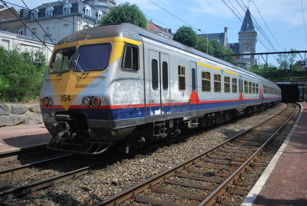 Triebzug AM 80  break  Nr 354 an der Haltestelle  Verviers-Palais  (L-Zug Spa-Welkenraedt am 4. Juni 2011).