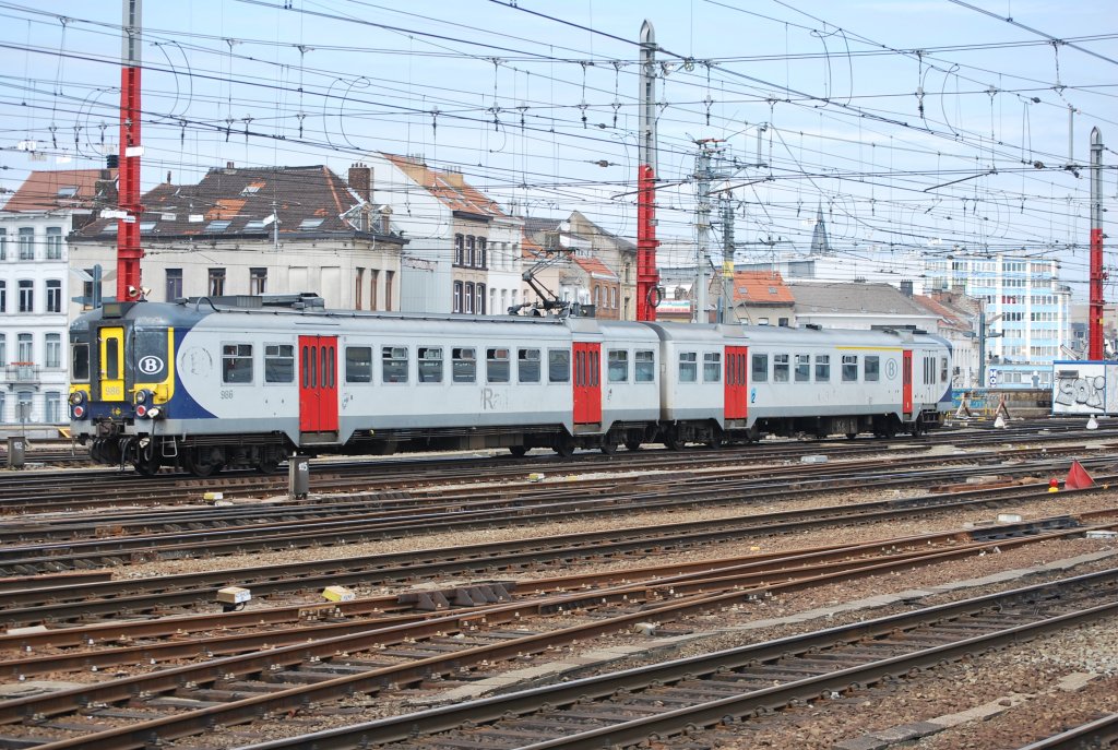 Triebzug AM CityRail Nr.966 kommt am 2. Juni 2012 in den Brsseler Sdbahnhof (Bruxelles-Midi) herein.