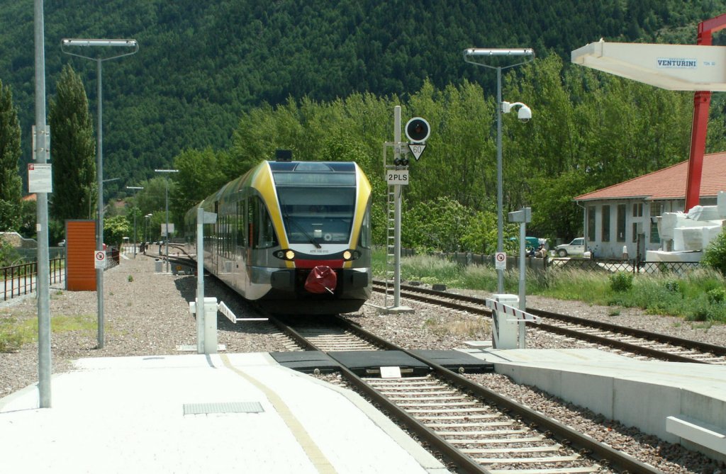 Triebzug ATR 100 nach Mals/Malles bei der Einfahrt in Laas/Lasa.Hier befindet sich auch das bekannte Marmorwerk.Ausser den Perrons sind hier auch die Gehwege,Strassenabgrenzungen u.a.aus Laaser Marmor.01.06.10