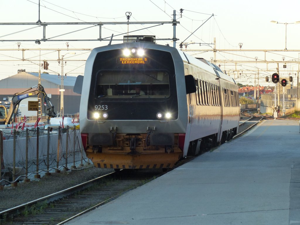 Triebzug der Baureihe 92 fhrt am 24.07.2013 in den Bahnhof Trondheim ein.