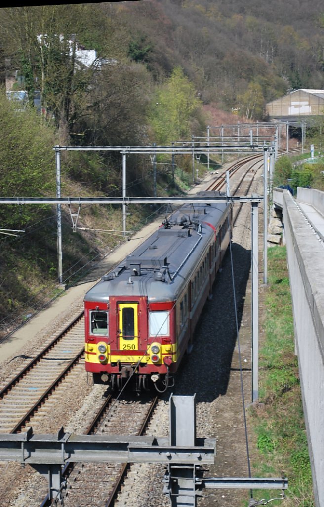 Triebzug der Baureihe AM 62-63 im Gegenverkehr auf der Linie 43 (Rivage-Angleur); L-Zug Jemelle-Herstal (17. April 2010)