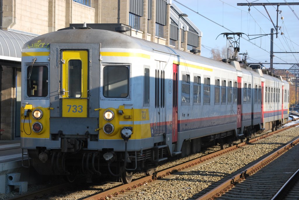 Triebzug der Baureihe AM 78-79 Nr 733 fhrt gleich nach Spa-Gronstre ab. Bhf Welkenradt am 28. November 2010.