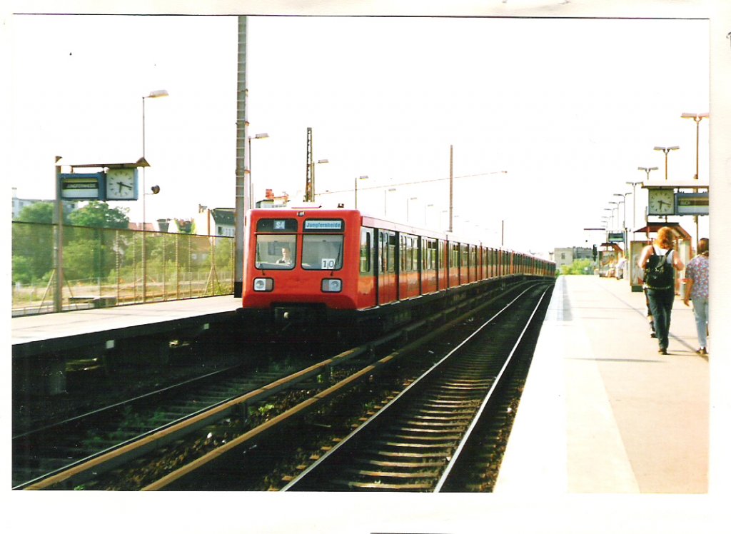Triebzug BR 485 an einem mir nicht mehr bekannten Haltepunkt im Berliner Stadtgebiet, 16.06.1998.
Fr Hilfe bin ich dankbar.
Scann