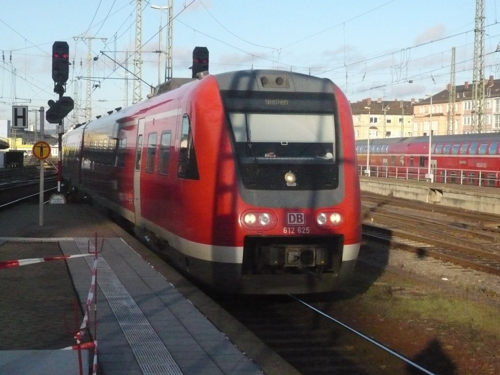 Triebzug BR 612 125 + 612 625 wird im Koblenzer Hauptbahnhof zu seiner Planleistung nach Gieen bereitgestellt.