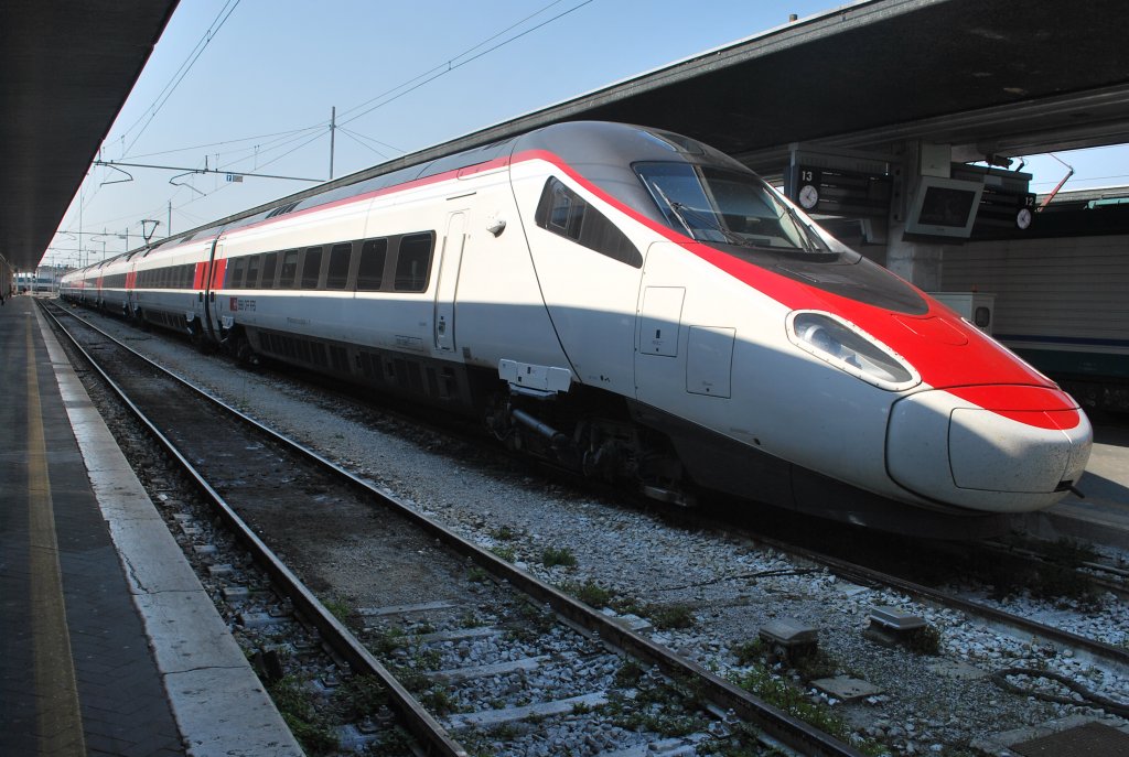 Triebzug der BR ETR 610 der SBB im Bahnhof Venezia Santa Lucia am 18. April 2011.