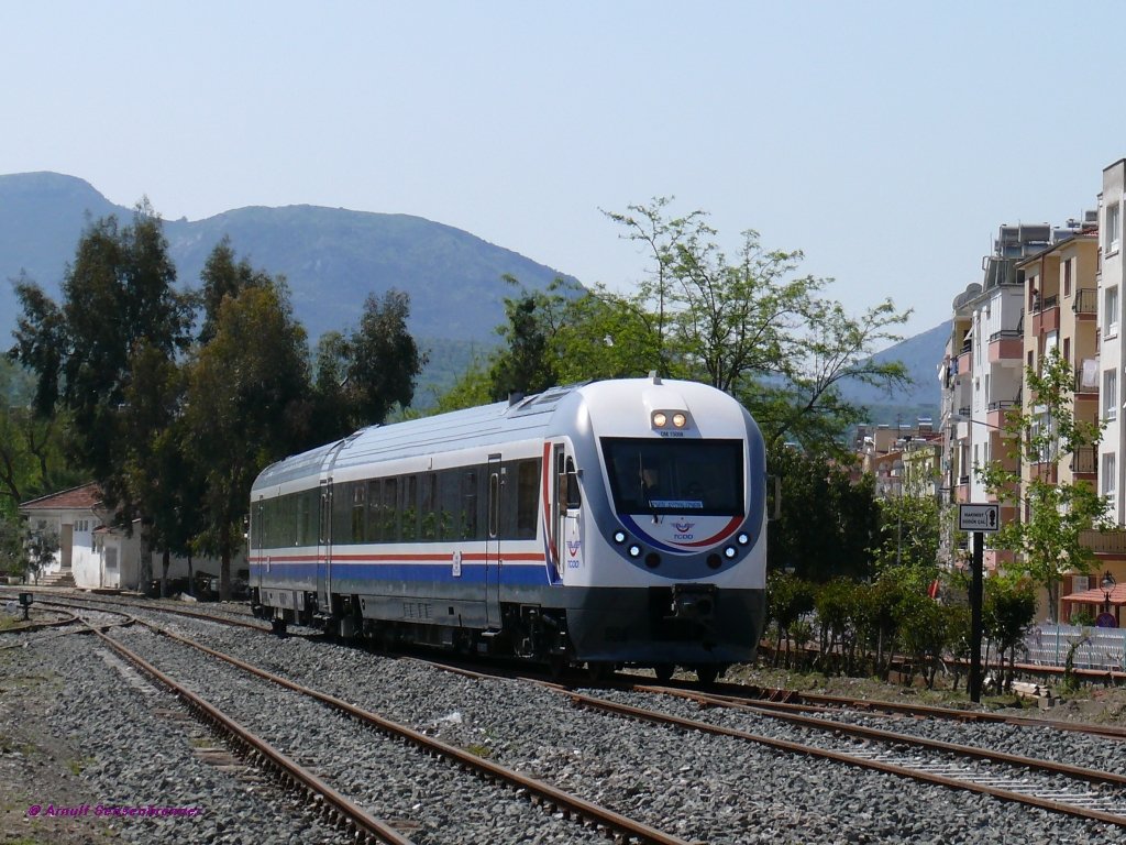 Triebzug DM15008 (Hyundai-Rotem 2008)unterwegs von Aydin nach Izmir bei der Einfahrt in Selcuk.
17.04.2009  Selcuk
