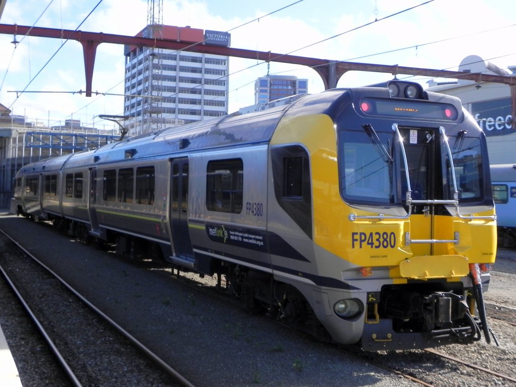Triebzug FP 4380  Matangi Class , abgestellt im Bahnhof von Wellington am 27.03.2012. Diese EMUs verkehren zur Zeit exklusiv auf der Johnsonville Line.