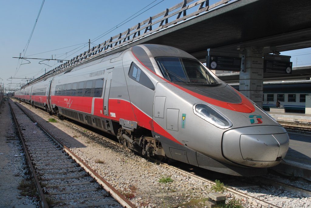 Triebzug  Frecciargento  im Bhf Venezia Santa Lucia am 18. April 2011.