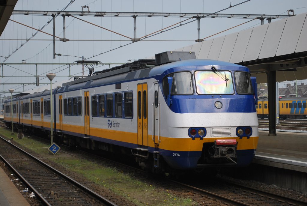 Triebzug der Reihe Plan Y Nr. 2974 der NS kommt als Sprinter im Bhf Maastricht an. 26. April 2013.