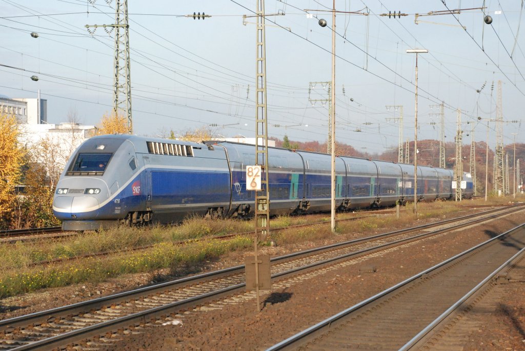 Triebzug TGV-Euroduplex 4718 der hier in Rastatt auf Grund einer berholung durch einen ICE zur Seite geschoben wurde. Allerdings lsst der Blickwinkel einen besseren Blick auf den Gesamten Zug zu. So gesehen am 18.11.2012 