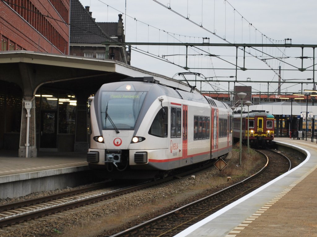 Triebzug von Veolia als  stoptrein  nach M.-Randwijck verl�sst den Bahnhof Maastricht. November 2012. Hinten steht der L-Zug nach L�ttich (Li�ge) und wartet auf Abfahrt.