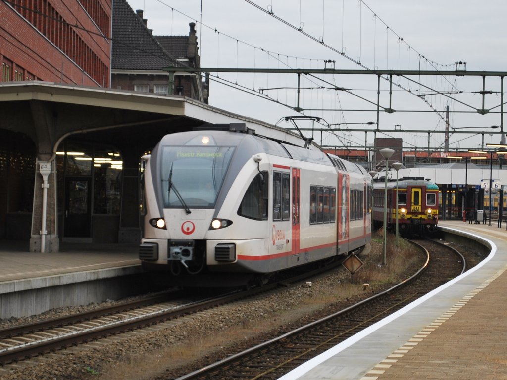Triebzug von Veolia als  stoptrein  nach M.-Randwijck verlsst den Bahnhof Maastricht. November 2012. Hinten steht der L-Zug nach Lttich (Lige) und wartet auf Abfahrt.