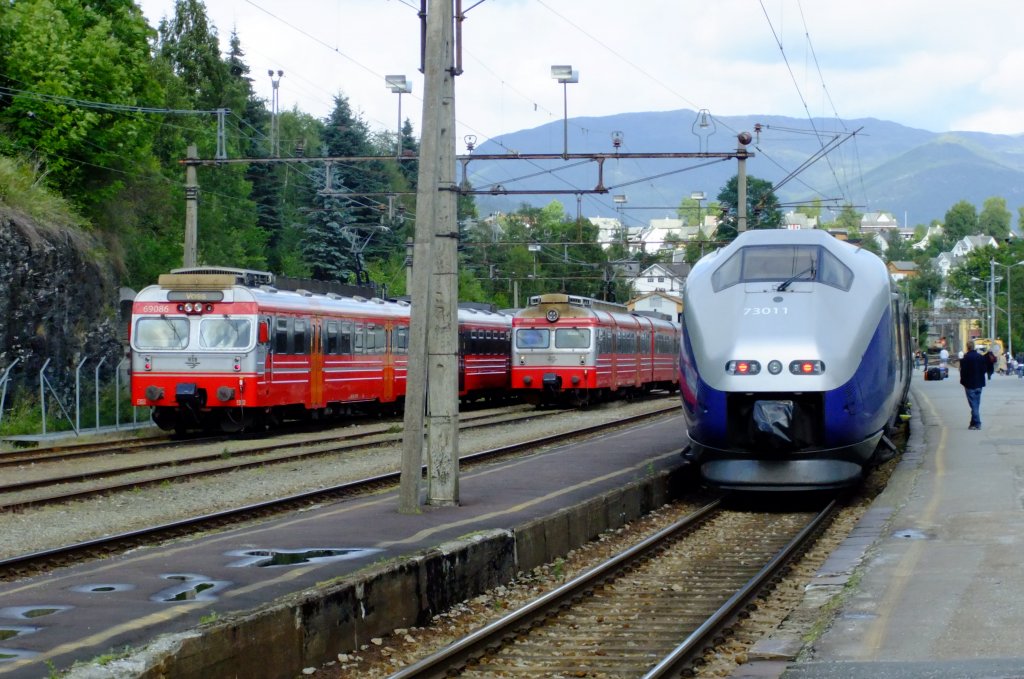 Triebzugtreffen in Voss: Whrend der BM73 rechts im Bild unterwegs ist von Bergen nach Oslo, warten links im Bild zwei BM69 auf die Abfahrt als Regionalzge nach Myrdal (links) und Bergen (mitte). 6.7.2010. 