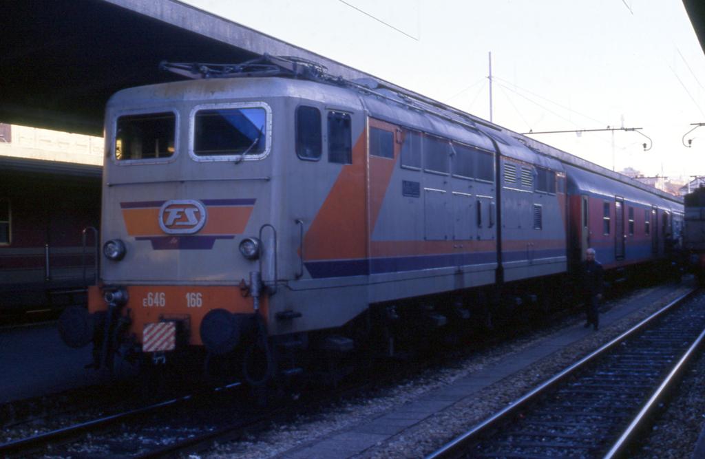 Triest Centrale am 19.1.1991
FS Elektrolok 646166 steht abfahrbereit am Bahnsteig.