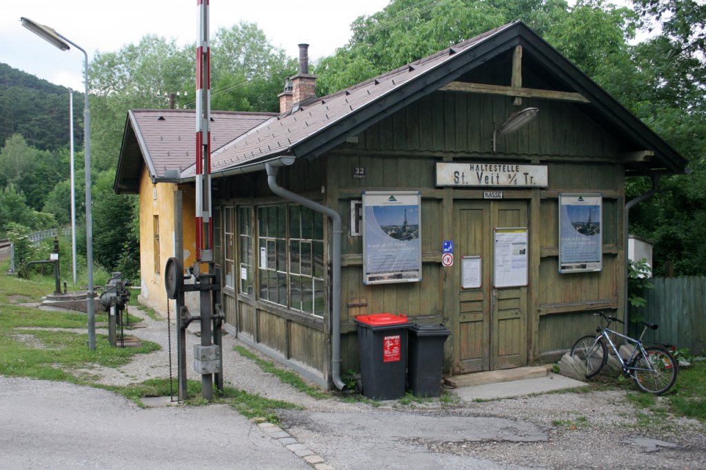 Triestingtalbahn - Haltestelle St.Veit a/d Triesting bei Berndorf.
Aufgenommen im 8.Juni 2008