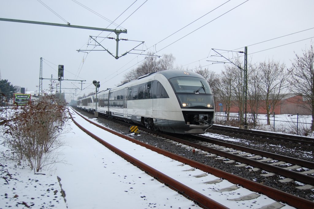 Trippeleinheit als Maas-Wupper-Express am Rosenmontag bei der Durchfahrt durch den Bahnhof Korschenbroich  mit dem Ziel Hamm Westfalen. 15.02.2010