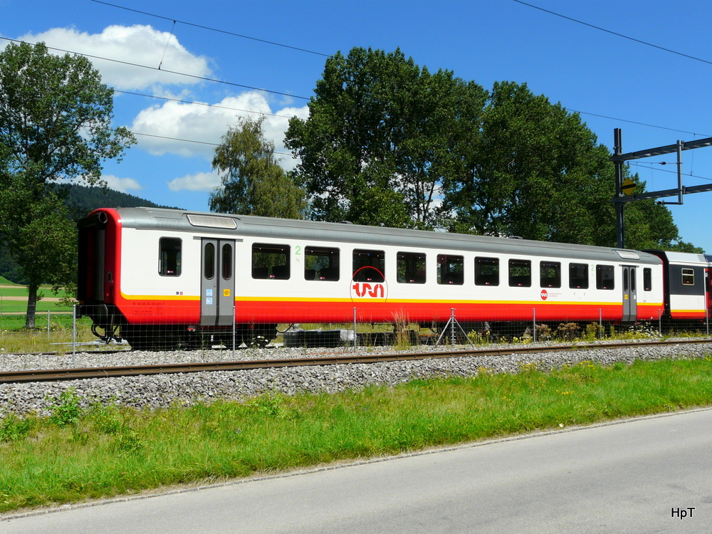 trn - Personenwagen 2 Kl. B 50 35 20-33 301-7 hinter dem Depot in Fleurier am 01.08.2011