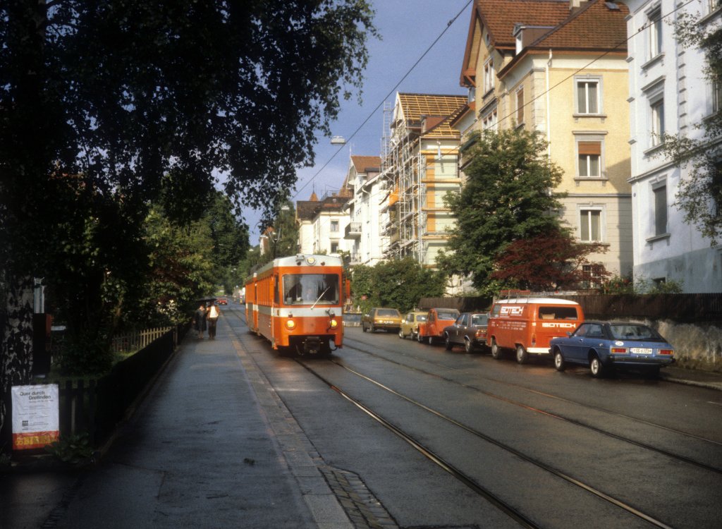 Trogenerbahn am 27. Juni 1980: Der TB-Pendelzug der Baureihe BDe 4/8 fhrt wie eine Strassenbahn in St. Gallen.