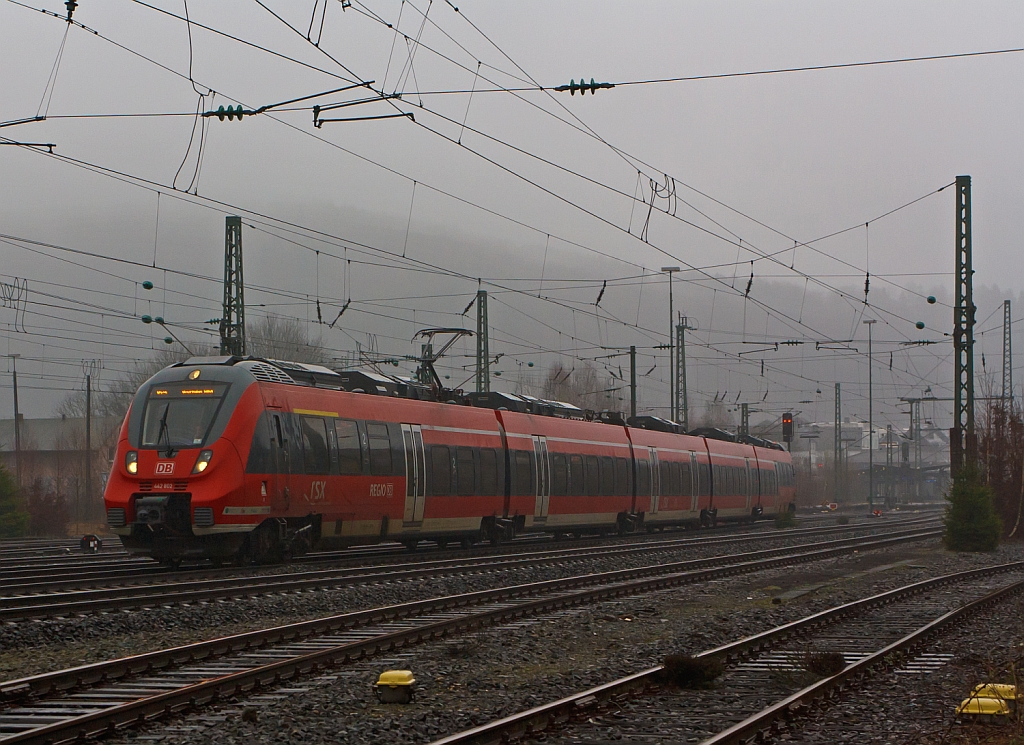 Trotz dem Wetter (Regen und Nebel) musste ich heute (06:01.2013) meine ersten Bahnbilder fr 2013 machen: 
Hier fhrt 442 302 / 802 (5-teiliger Talent 2) als RE 9 - rsx - Rhein-Sieg-Express (Siegen - Kln - Aachen) von Betzdorf/Sieg weiter in Richtung Kln. 
Diese Fnfteiler haben die Achsformel Bo’2’Bo’2’2’Bo’  und sind 88.400 mm ber Kupplung Lang. 
Sie haben eine Leistung von 3030 kW, die Hchstgeschwindigkeit ist 160 km/h, die max. Beschleunigung ist 1,1 m/s.
