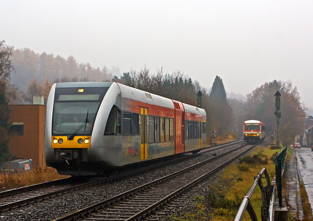 Trotz dem widrigen Novemberwetter (Regen und Nebel) musste ich heute (18.11.2012)  mal wieder an die Strecke: Hier kurz vor der Einfahrt in den Bahnhof Betzdorf (Sieg), links ein Stadler GTW 2/6 (VT 118) der Hellertalbahn kommt von Herdorf, rechts Diesel-Triebzug 928 677-4 / 628 677-7 Daadetalbahn der Westerwaldbahn (WEBA) kommt von Daaden. Einen freundlichen Gru an den TF der Hellertalbahn zurck.