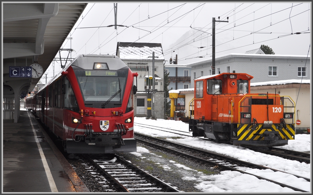 Trotz einem halben Meter Neuschnee mit anschliessendem Starkregen, hatte Graubnden mit der Hochwassersituation Glck, im Vergleich zum Berner Oberland. Auch hier in Davos Platz hat der Regen schon ganze Arbeit geleistet, R1817 mit Alegra 3512 nach Filisur wartet neben Tm 120 auf die Abfahrtszeit. (10.10.2011)