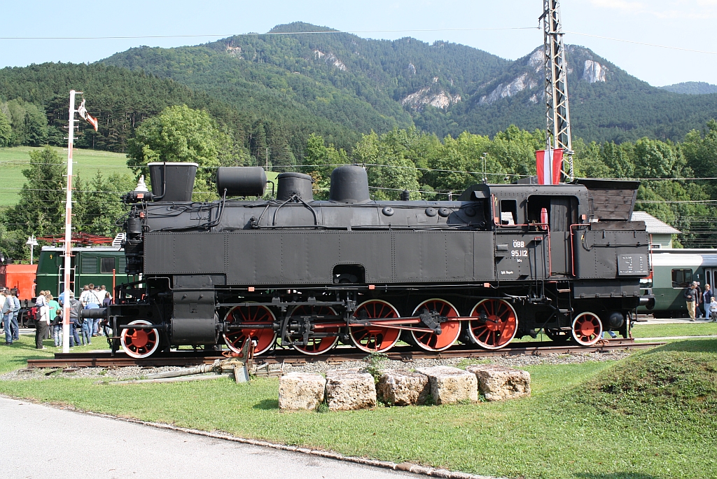 Trotz gewaltiger Menschenmassen anlsslich eines Bahnhofsfestes gelangen mit etwas Geduld brauchbare Bilder der BB 95.112. Payerbach-Reichenau am 02.Sept. 2012.

