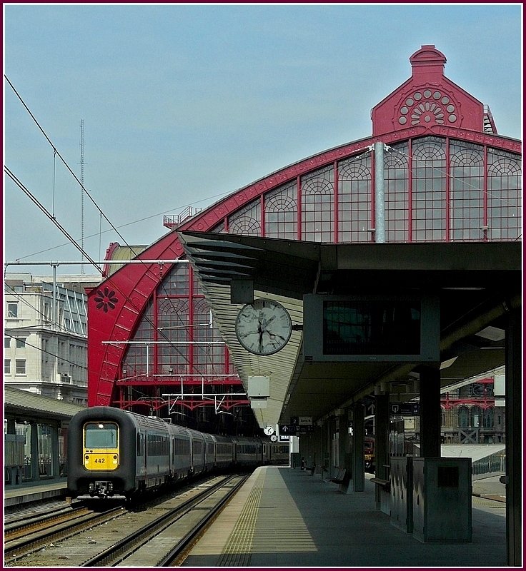 Trotz kaputter Uhr und Gumminase, prsentierte sich am 24.04.10 die monumentale Halle des Bahnhofs Antwerpen Centraal in neuer leuchtender Farbe von ihrer schnsten Seite. (Jeanny) 