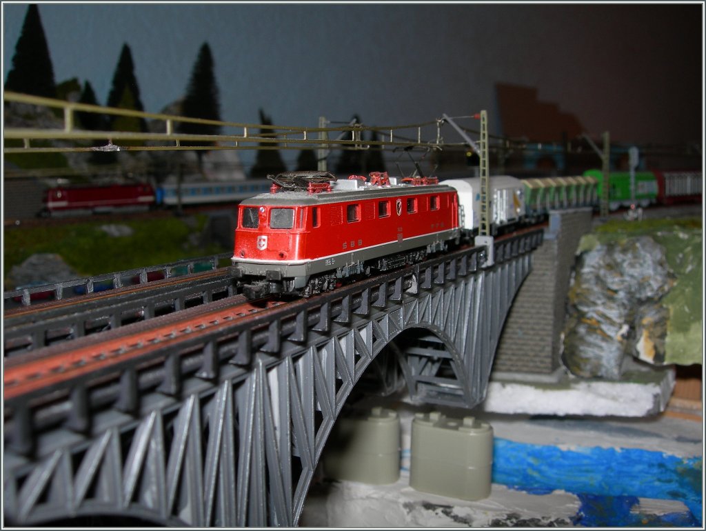 Trotz knapper Zeit bin ich auf Ollis Vorschlag doch noch dieses Jahr mit meiner Kompaktknipse auf die Pirsch gegangen.  mini-club  Ae 6/6 mit einem Gterzug auf meiner  Z  Anlage am 29. Dez. 2011.