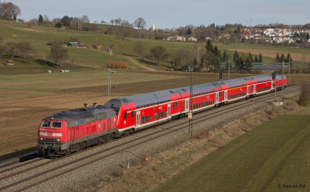 Trotz Oberleitung kommen zwischen Stuttgart und Ulm noch die Bundesbahn-Diesel der Baureihe 218 zum Einsatz. Am 8. Mrz 2013 traktionierte 218 431-5 vom Betriebshof Ulm den IRE 4230 (Lindau - Stuttgart Hbf). Bei Uhingen konnte ich die Lok dabei optisch festhalten. 