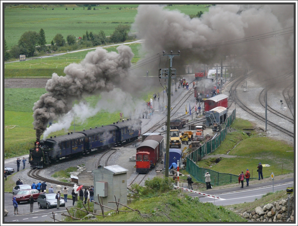 Trotz Regenwetter wird die eindrckliche Ausfahrt der Lok 4 von manchen Zaungsten bestaunt und mitverfolgt. (15.08.2010)