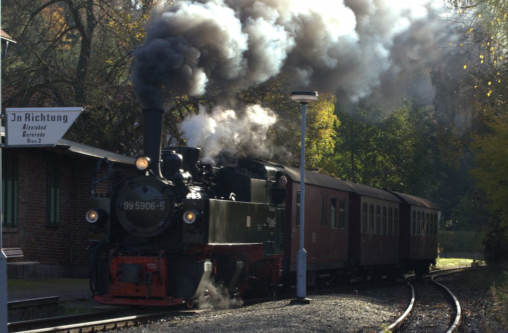 Trotz der schon hher stehende Sonne hlt sich Frhdunst im Selketal.
Hier fhrt  99 5906 - 5 mit einem kurzen , selektaltypischen Personenzug in den Haltepunkt Straberg ein. 19.10.2012 gegen 10:03 Uhr