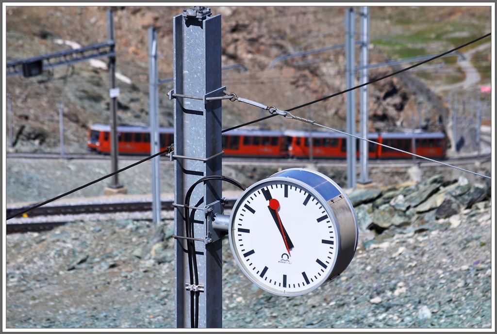 Trotz teilweiser Doppelspur ist das pnktliche Verkehren der vielen Zge auch auf 3089m usserst wichtig. (05.08.2013)