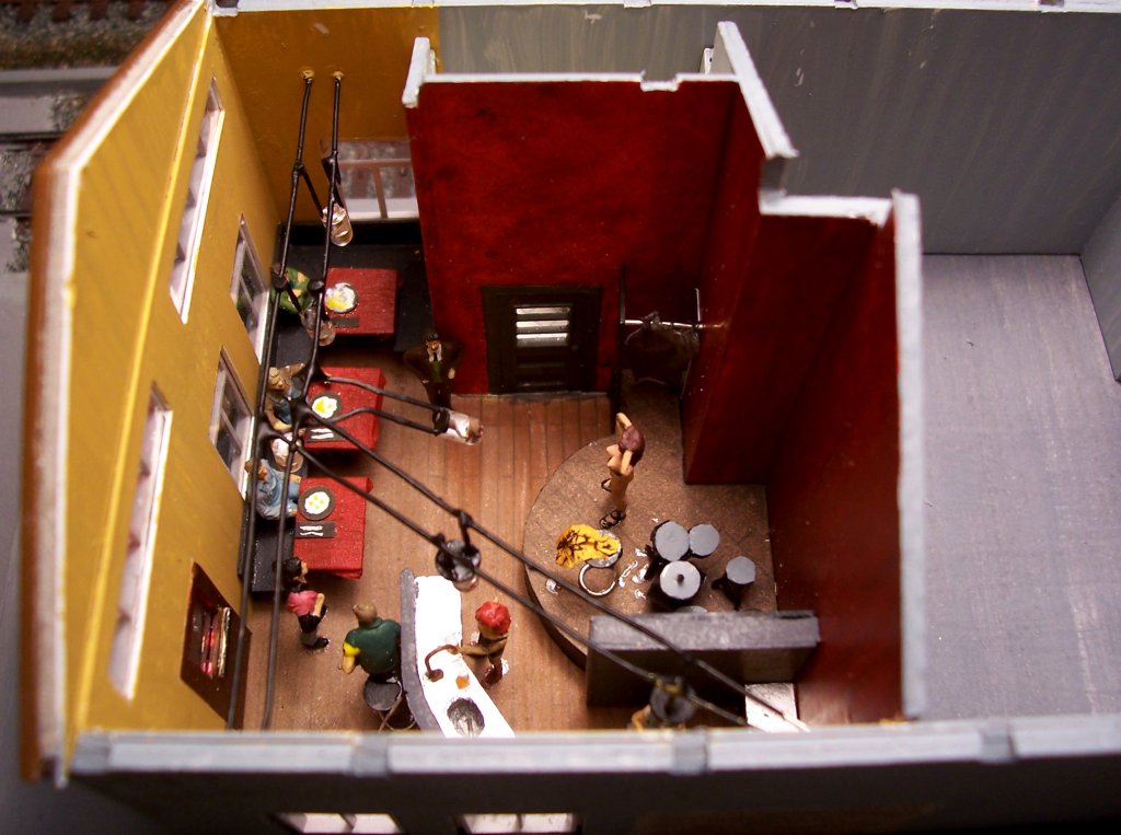 Trucker und weitere Gste mit Tnzerin und Bedienung in Rosie`s Truck Stop im ehemaligen Gterschuppen. Modul 2 im Oktober 2009.