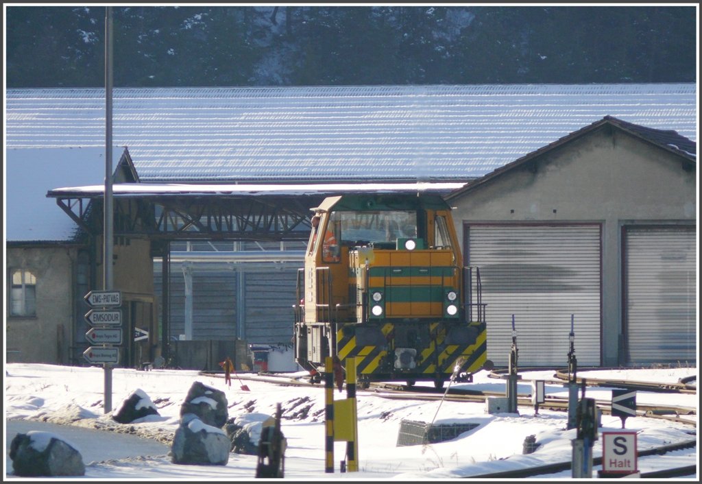 TS239 S01 auf dem Gelnde der Ems Chemie in Ems Werk vom RhB Bahnsteig aus fotografiert. (03.02.2010)