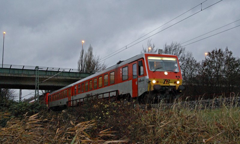TSB 628/629 071 (derzeit bei der neg Niebll) schleppt am 18.11.2009 143 311-9, die zuvor mit ihrer RB einen umgestrtzten Baum berfahren hatte, in den Bahnhof von Pinneberg.