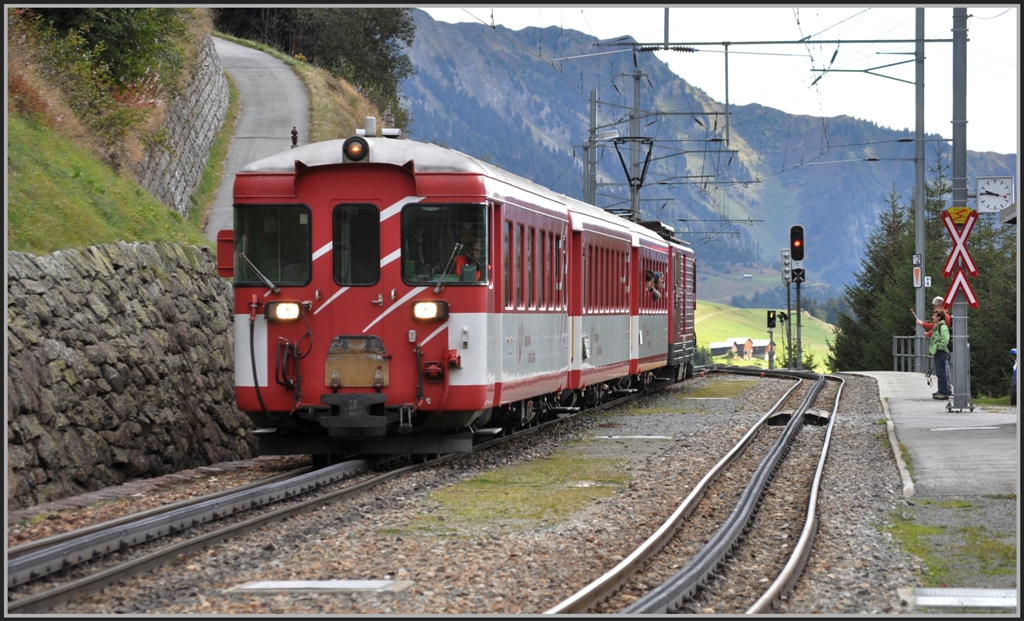 Tschamut-Selva ist die einzige Station auf der ehemaligen FO mit durchgehender Zahnstange. Der R823 lsst mich aussteigen und eine ganze Schulklasse einsteigen, was mir Zeit fr diese Aufnahme gibt. (25.09.2012)
