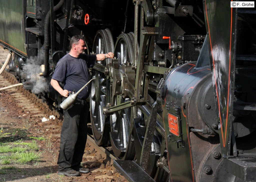tschechische 475.111, Lokomotivfhrer beim Abschmieren, Sonderfahrt Pilsen - Bayerisch Eisenstein, fotografiert im Bhf. elezn Ruda-Albětn / Bayerisch Eisenstein am 04.06.11 