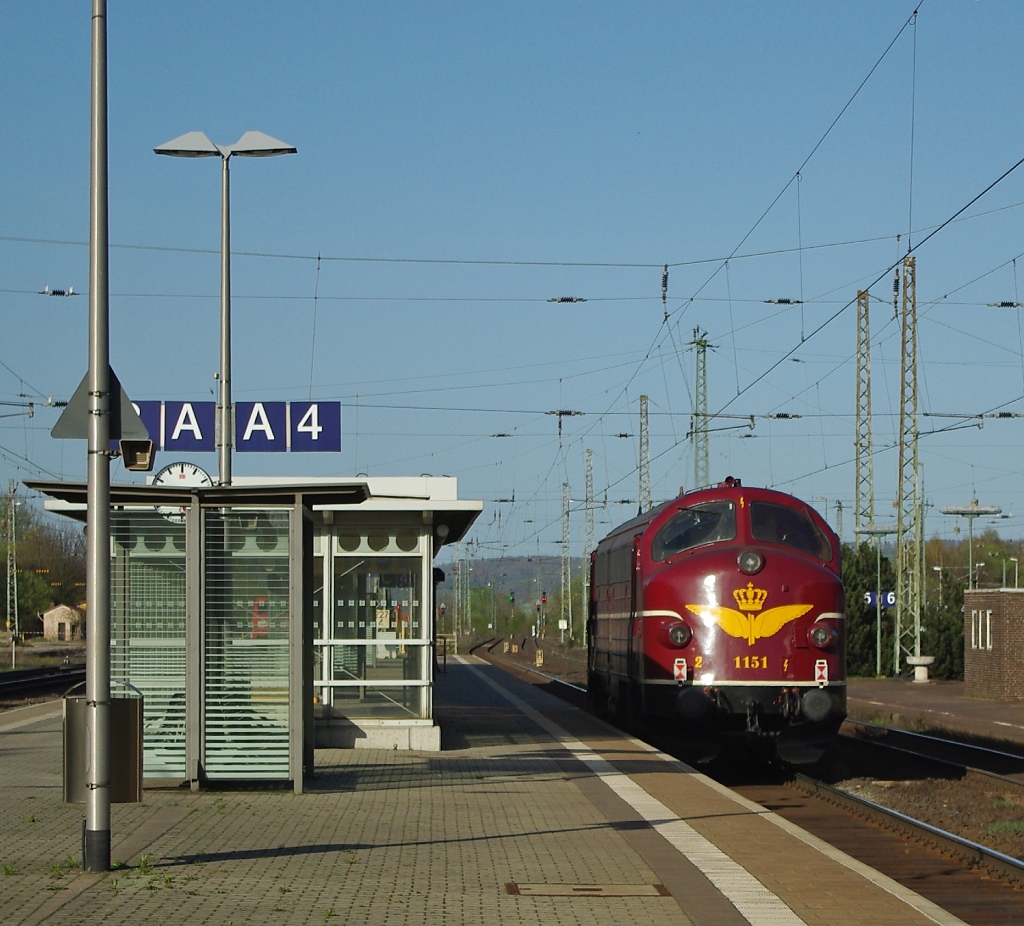 Tschss Nohab! Dies ist das Abschieds-Bild von mir von der MY 1151 als Tfzf in Richtung Norden. Nach wochenlangem Untersttzer-Dienst bei Containerzgen zwischen Gemnden und Gttingen heit es nun fr die E-Loks wieder: selbst ziehen. Aufgenommen  am 10.04.2011 in Eichenberg.