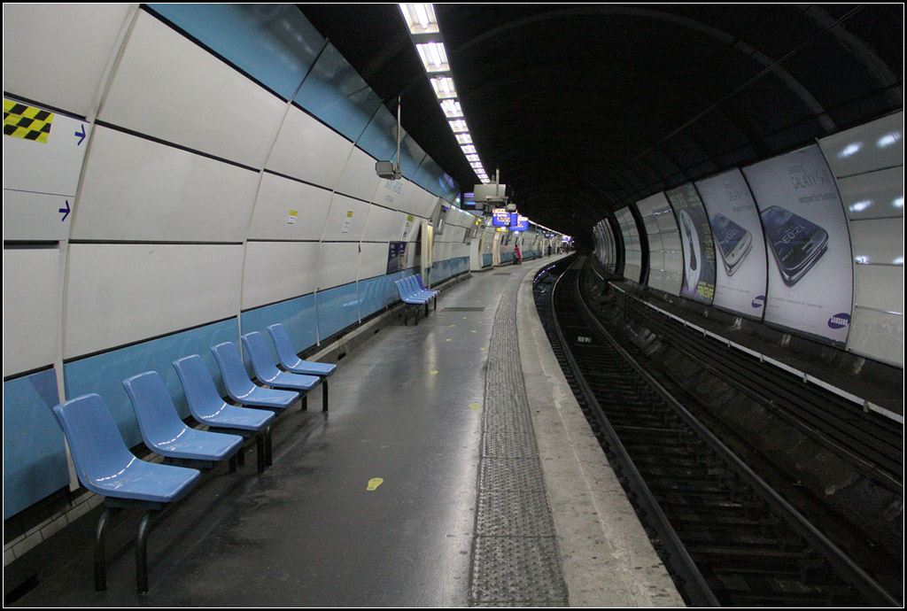 Tube-Bahnhof in Paris - 

Die engen Bahnsteigröhren des RER-Bahnhofes  Saint-Michel  im Herzen von Paris erinnern aufgrund ihrer Bauart an die unterirdischen Stationen der Tube in London. Die Station liegt zum Teil unter der Seine und wurde 1988 an der RER-Strecke der Linie B nachgerüstet. Sie bietet Umsteigemöglichkeiten zur RER Linie C und zu den Metrolinien 4 und 10. 

22.07.2012 (M)