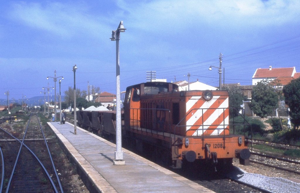TUNES (Distrikt Faro), 04.04.1991, ein Güterzug in Richtung Faro beim Halt im Bahnhof -- eingescanntes Dia, besser ging es nicht, dafür aber hoher historischer Wert
