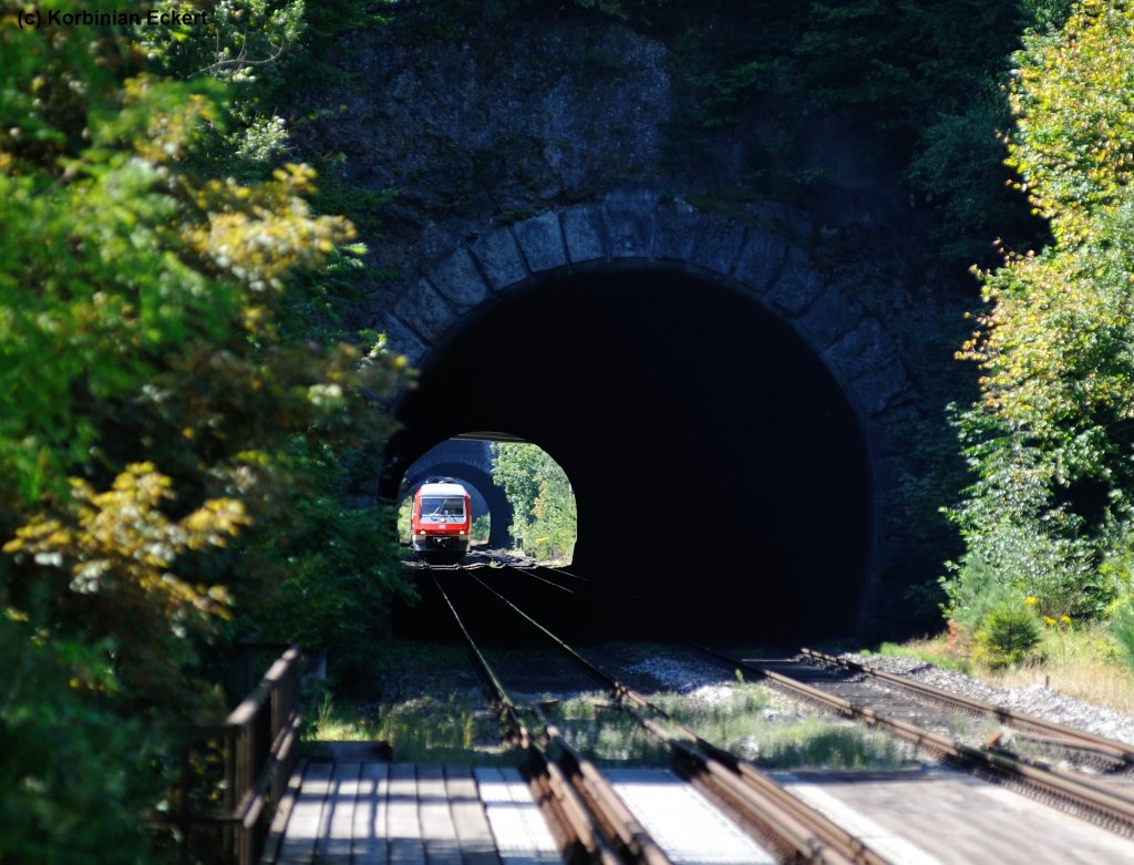 Tunnel auf Tunnel reiht sich im Pegnitztal aneinander. Am 18.08.2012 nhert sich ein Vertreter der Baureihe 610 mit dem RE 3415/ RE 3455 nach Bayreuth/Marktredwitz dem Gottharttunnel whrend es das Sonnenburgtunnel gerade verlassen hat.