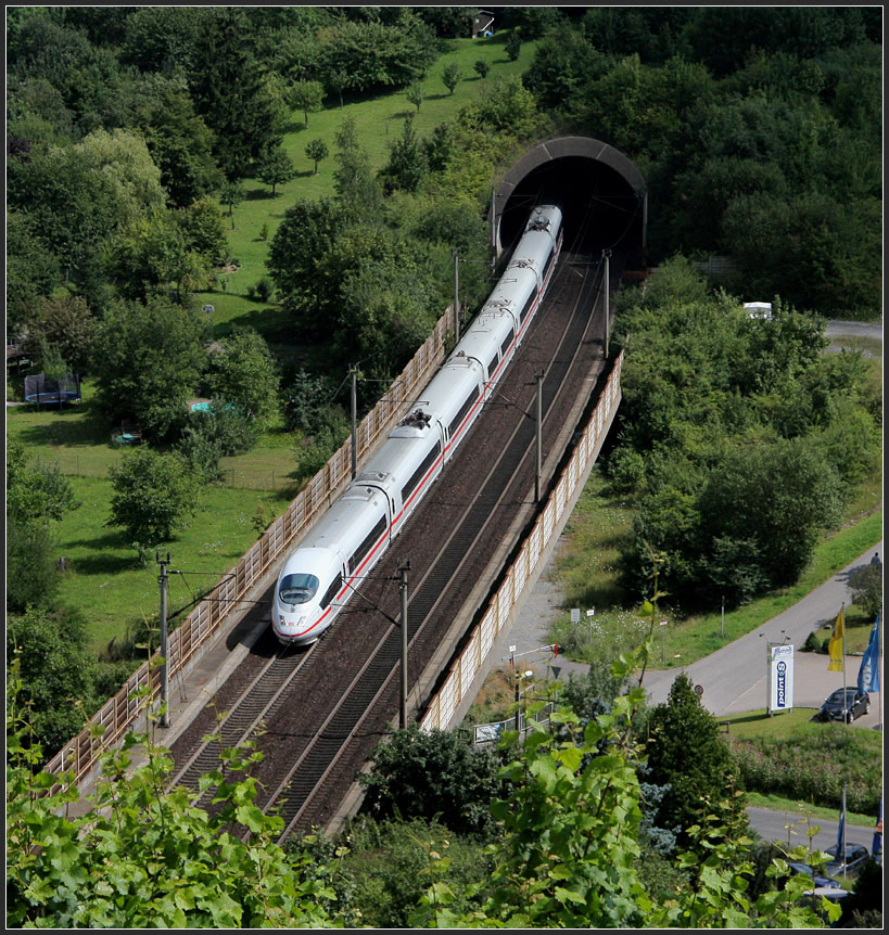Tunnel, Brücke, Tunnel - 

Auf der Fahrt nach Norden ab Würzburg auf der Schnellfahrstrecke wird zunächst der 579 Meter lange Steinbergtunnel (im Hintergrund) durchfahren, dann folgt die kleine, 128 Meter lange Dürrbach-Talbrücke, anschließend geht es gleich wieder in den nächsten Tunnel, den 2164 Meter langen Roßbergtunnel. 

01.08.2011 (M)