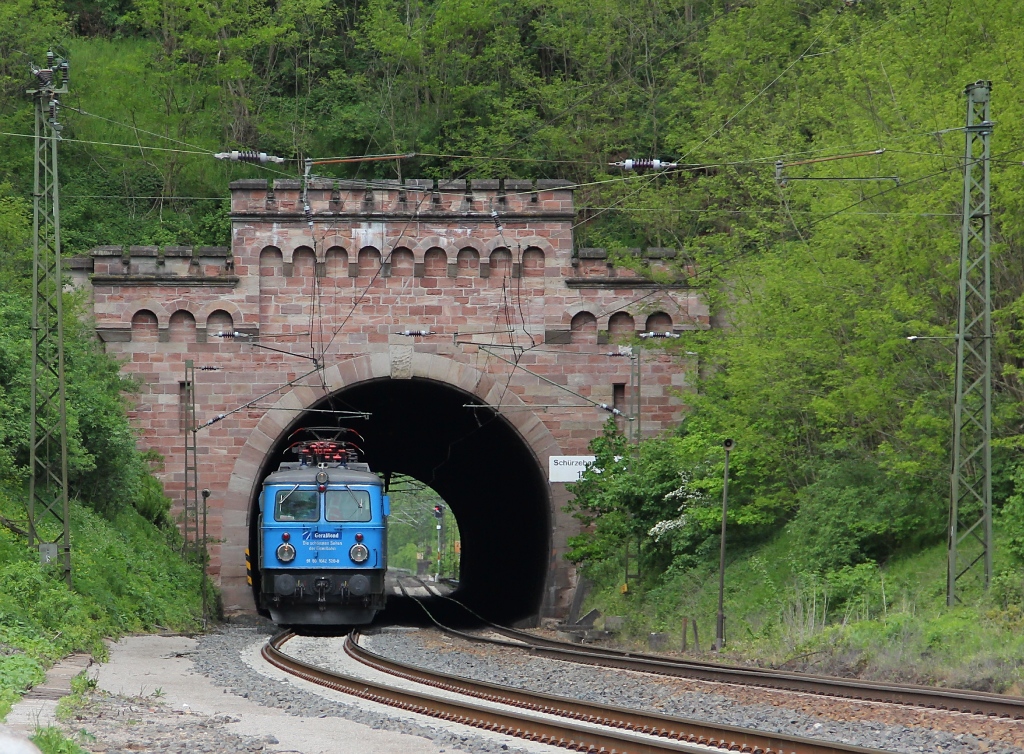 Tunnelblick. Auf ihrer Fahrt von Kiel nach Karlsruhe mit Sonderzug DPF 69426 passiert 1042 520-8 den Schrzenbergtunnel bei Oberrieden. Aufgenommen am 13.05.2012.