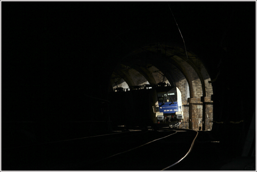 Tunnelblick III - Die beiden WLB Loks ES64U2 024 und ES64U2 019 fahren mit dem Containerzug 43623 durch den Weinzettelwandtunnel.
Breitenstein 10.3.2012