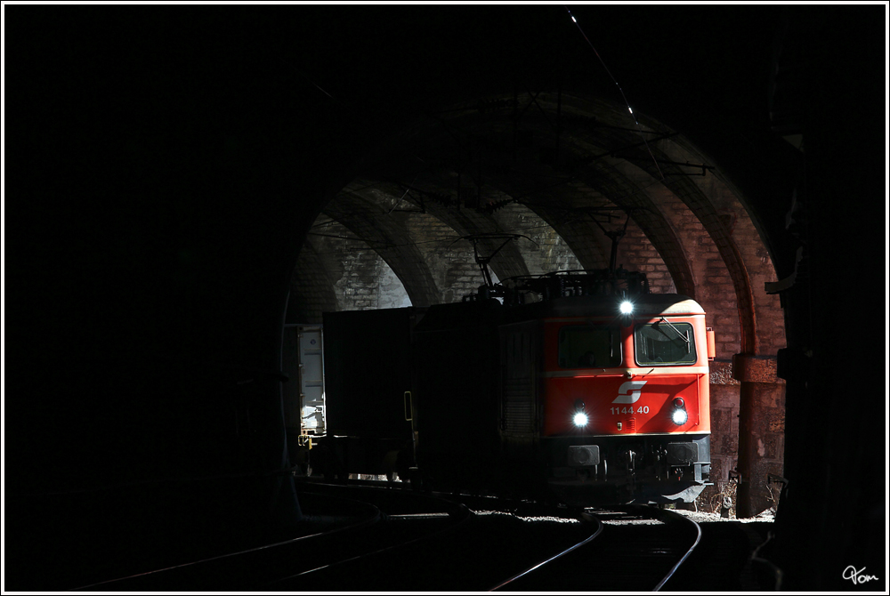 Tunnelblick - Vorbei an der Weinzettelwand Galerie fhrt die letzte Blutorange 44er, die 1144 040 als Vorspannlok von Gloggnitz nach Mrzzuschlag. 
Breitenstein 10.3.2012