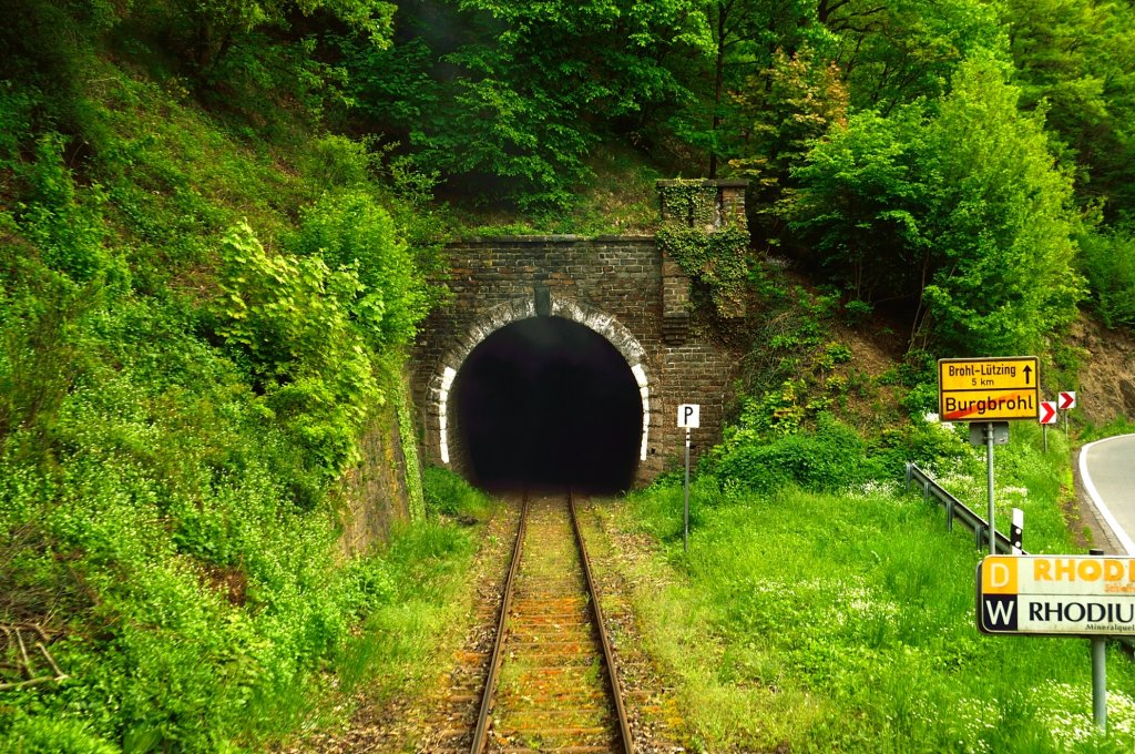 Tunnelblick zurck, was am Tunnelausgang so raucht ist die Abgasfahne der BEG D5, die wohl etwas l mit verbrennt, wenn man das Blau so richtig deuten kann. 9.5.2013