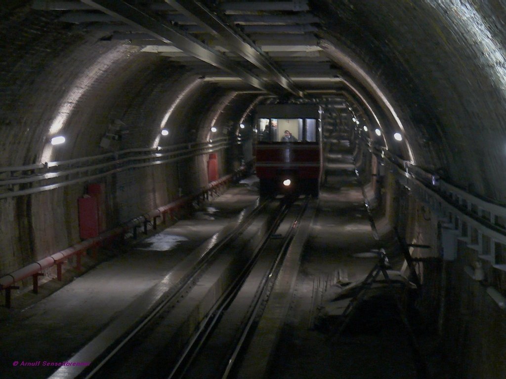 Tunnelfahrt im Tnel. Die Standseilbahn Tnel berwindet einen Hhenunterschied von 61,55 m und ist 606,5 m lang.
Die bereits 1875 erffnete Standseilbahn wird seit 1971 elektrisch betrieben.
13.04.09